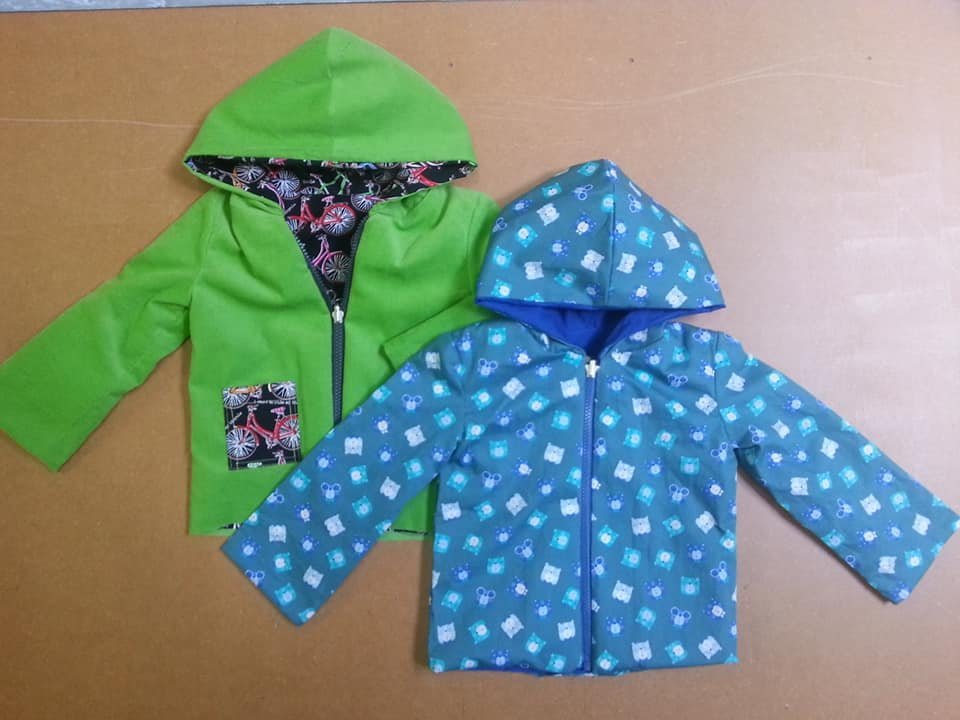 veste enfant verte et bleue