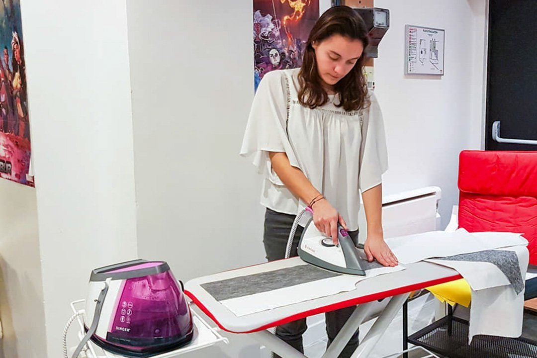 une apprentie repassant son tissue Cours de couture à Paris