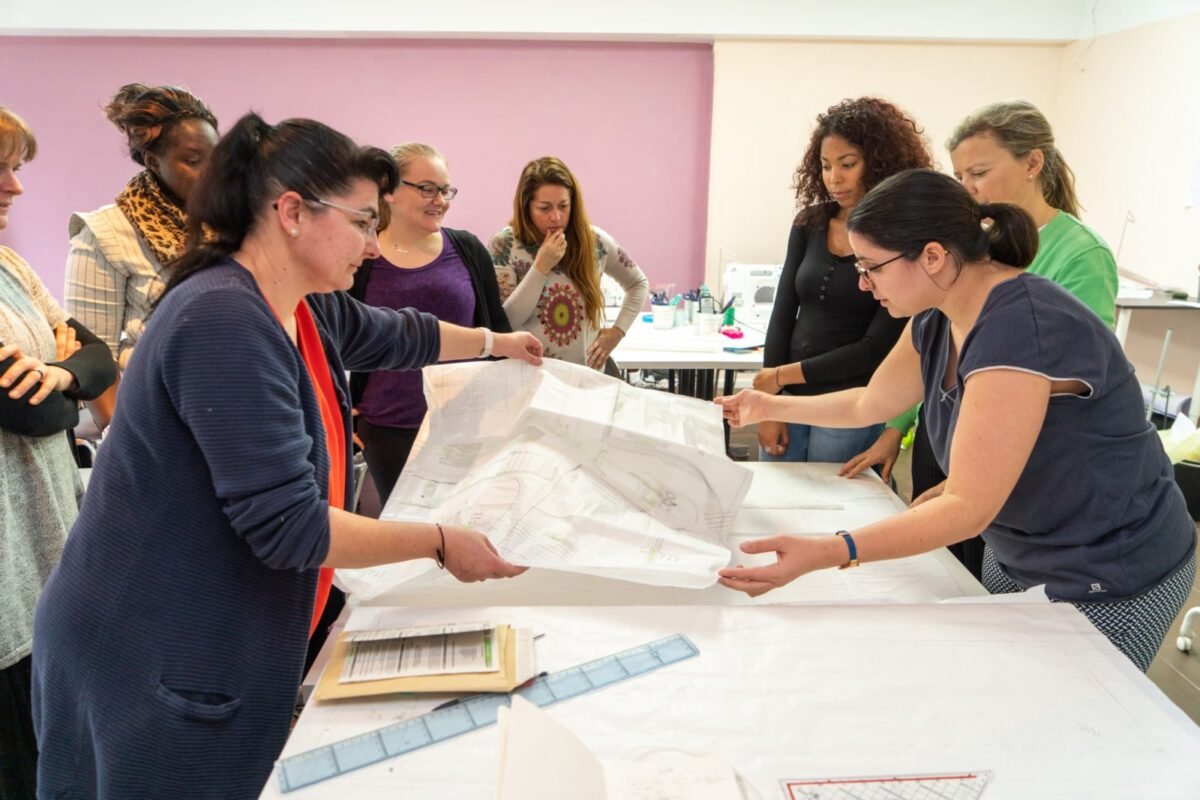 des élèves en plein apprentissage dans l'atelier de cours de couture de Lux