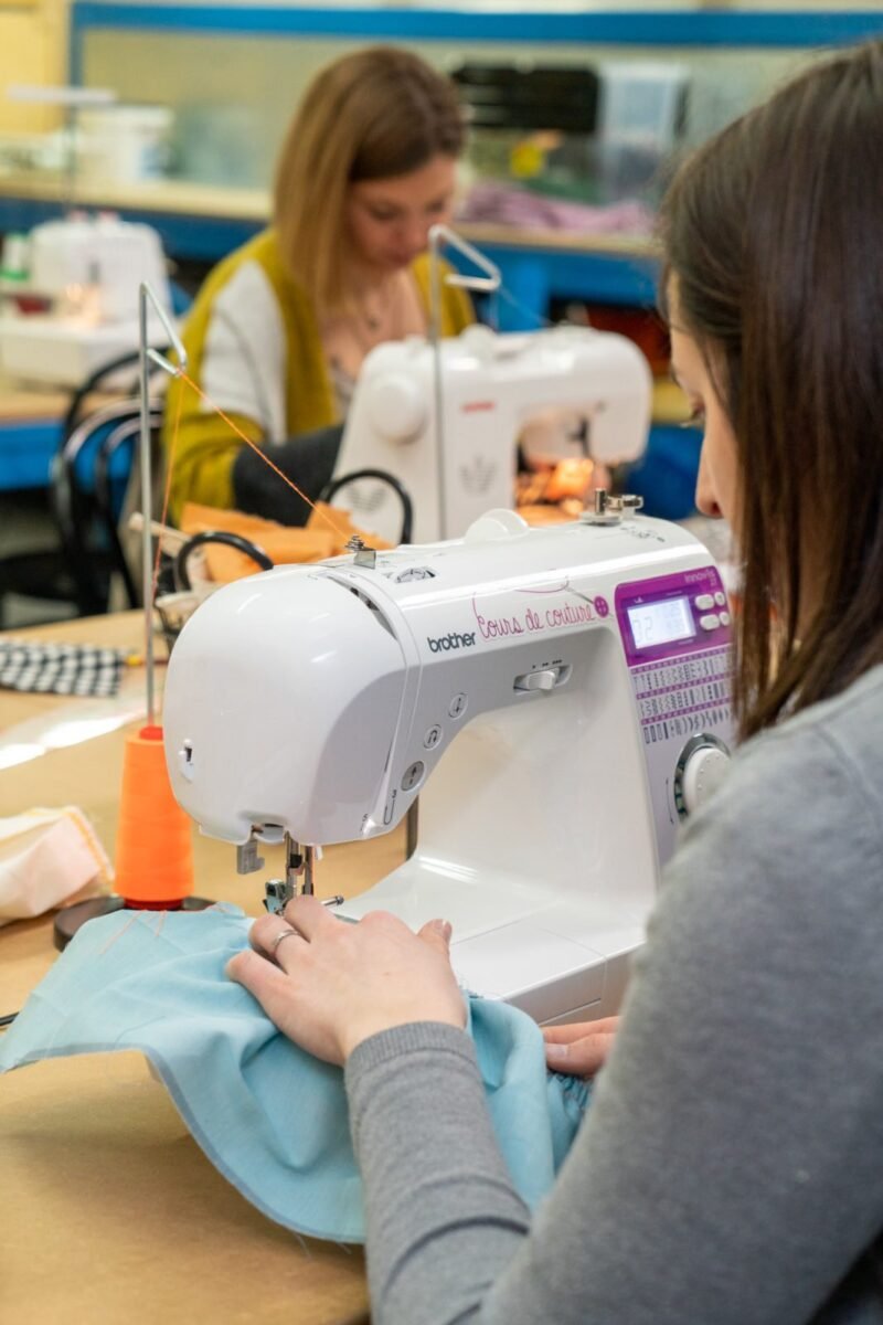 une élève coud avec une machine à coudre brother