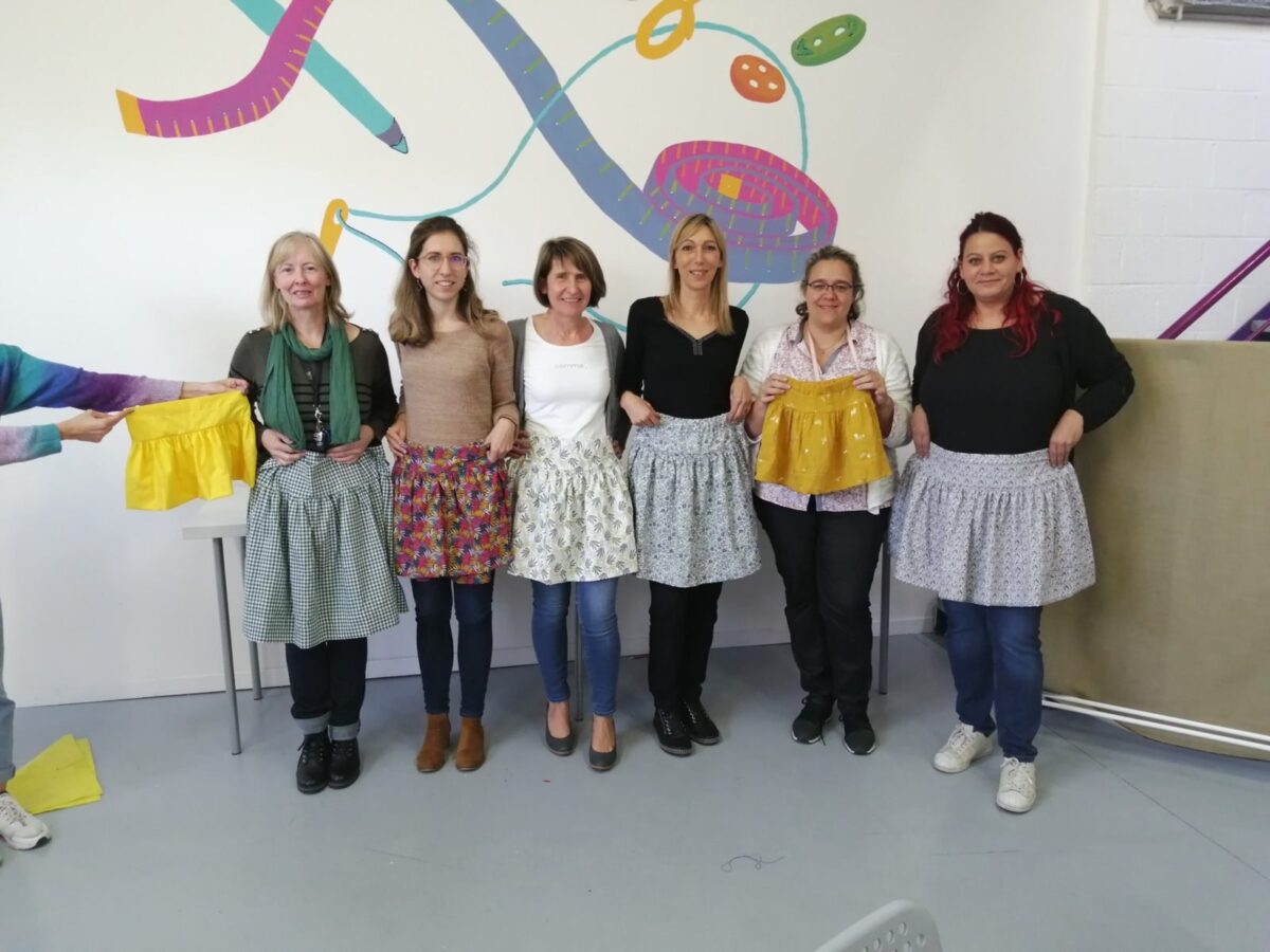 des élèves de Charleroi avec leurs réalisations en jupettes