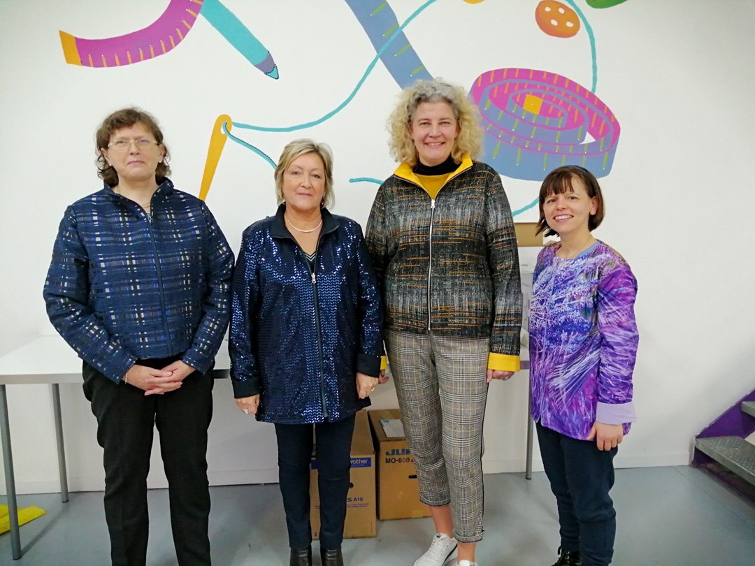 des élèves de Charleroi posant avec des vestes à capuche