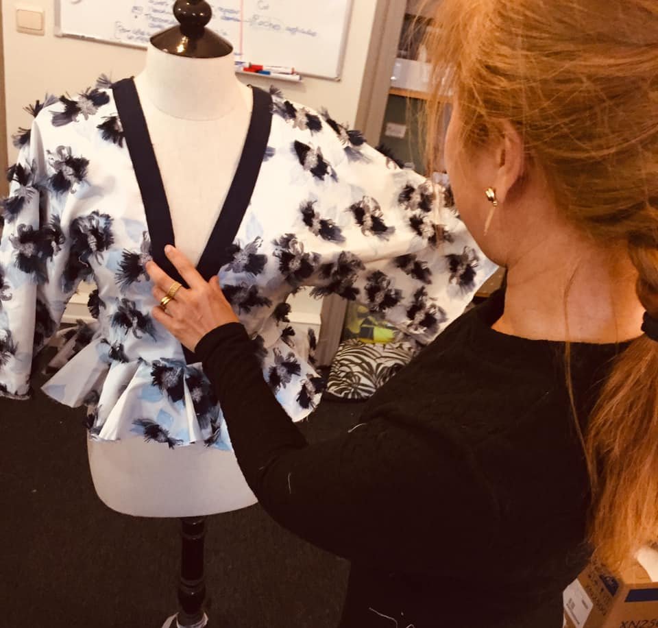 une blouse sur un présentoir dans l'atelier à Woluwe