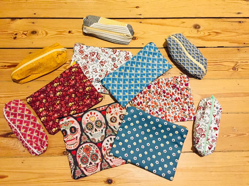 des pochettes et trousses cousues mains exposées