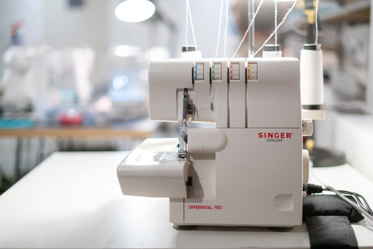 La surjeteuse est-elle une machine indispensable pour la couture ?