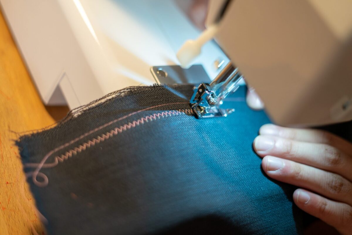 Comment réaliser de belles finitions avec une piqueuse ?